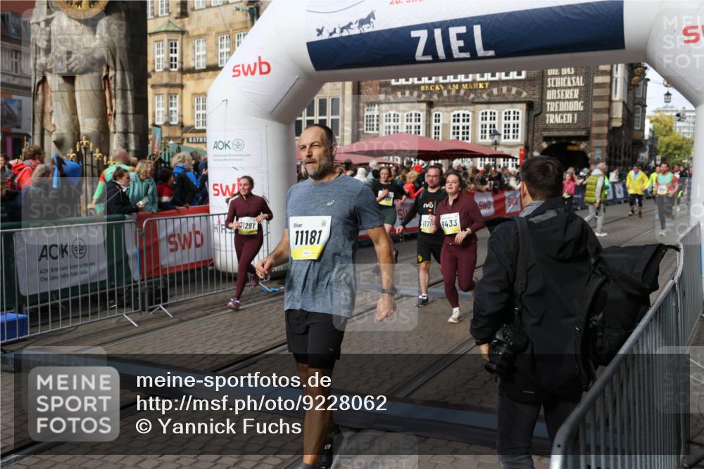 05.10.2025 - 20. swb-Marathon Bremen Yannick Fuchs http://msf.ph/oto/9228062 05.10.2025 10:58:35 Ziel 9433, 9608, 9820, 10055, 10084, 10408, 10586, 11181, 11184, 11291, 11495, 11591, 11700 meine-sportfotos.de