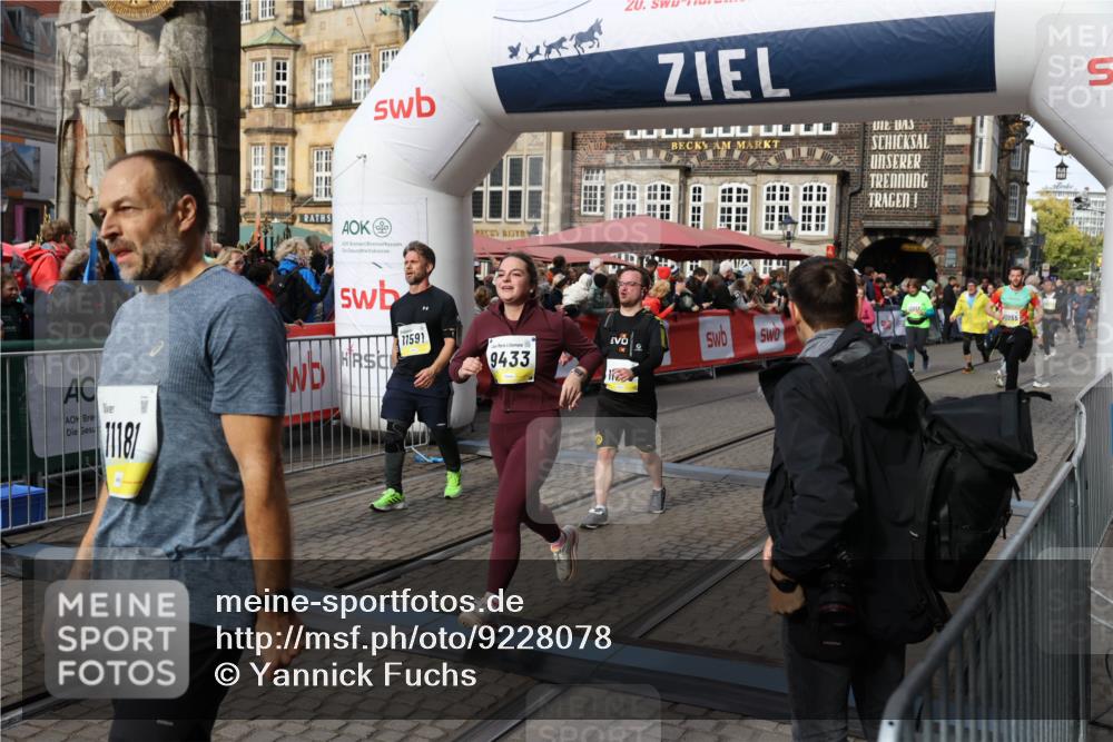 05.10.2025 - 20. swb-Marathon Bremen Yannick Fuchs http://msf.ph/oto/9228078 05.10.2025 10:58:36 Ziel 9433, 9608, 9820, 10055, 10084, 10261, 10408, 10586, 10988, 11181, 11291, 11591, 11700 meine-sportfotos.de