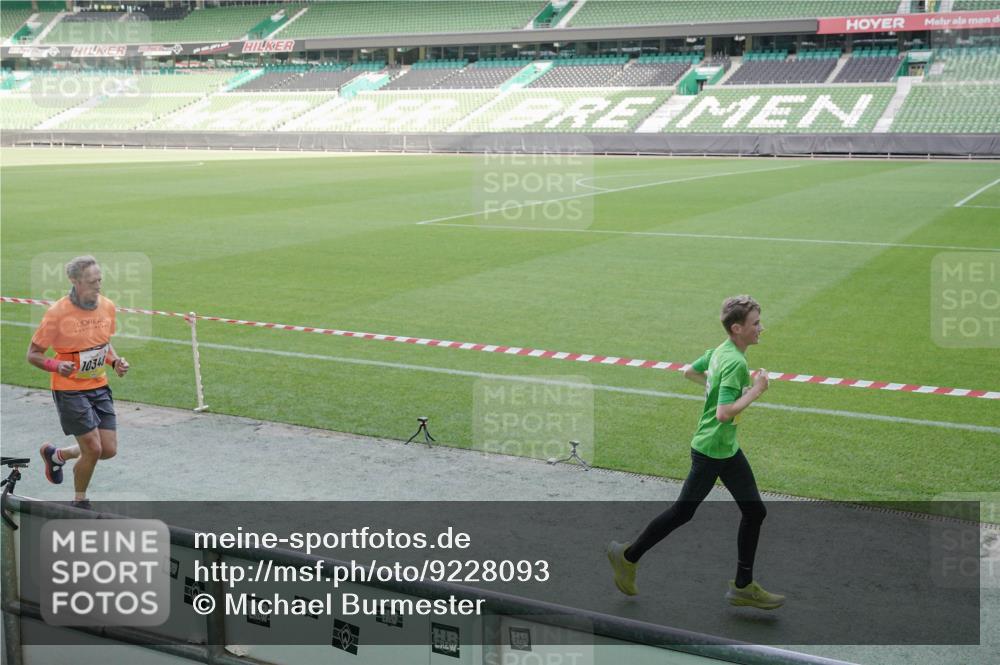 05.10.2025 - 20. swb-Marathon Bremen Michael Burmester http://msf.ph/oto/9228093 05.10.2025 10:25:39 Laufen im Stadion 9006, 9170, 9302, 9361, 9558, 9614, 9775, 9849, 9865, 9884, 9919, 9967, 10104, 10155, 10306, 10348, 10474, 10505, 10541, 10553, 10554, 10652, 10666, 10961, 10979, 11178, 11230, 11256, 11316, 11346, 11403, 11422, 11503, 11581, 11617, 11666, 11745, 8187, 9253, 9700, 10375, 10691, 10910, 11217, 11304, 11640, 11725 meine-sportfotos.de