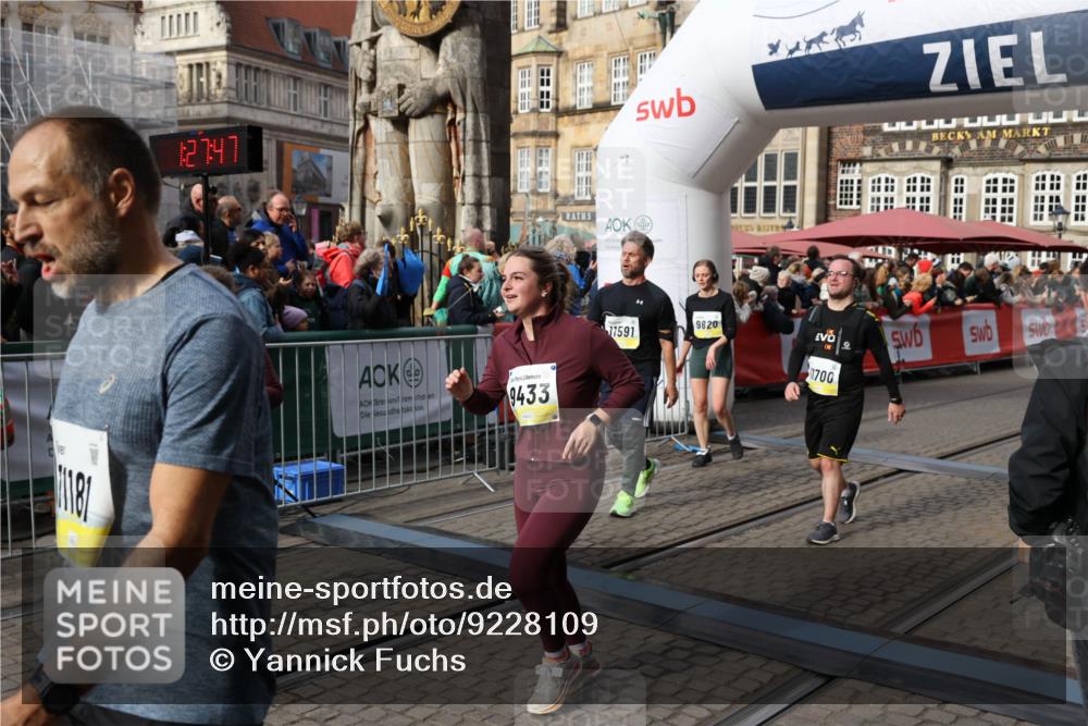 05.10.2025 - 20. swb-Marathon Bremen Yannick Fuchs http://msf.ph/oto/9228109 05.10.2025 10:58:36 Ziel 9433, 9608, 9820, 10055, 10084, 10261, 10408, 10586, 10988, 11181, 11291, 11591, 11700 meine-sportfotos.de