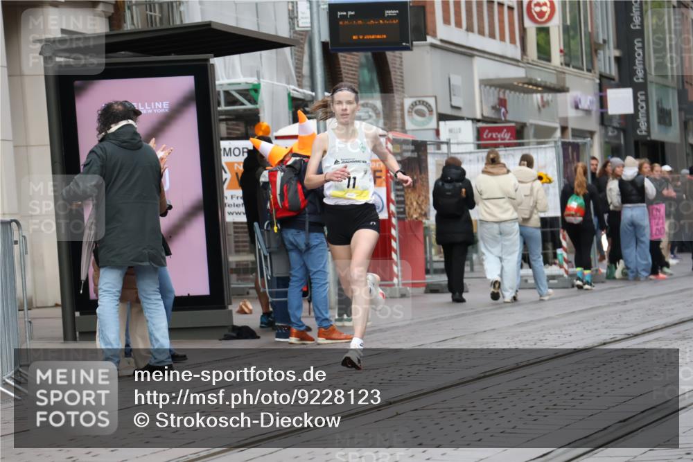 05.10.2025 - 20. swb-Marathon Bremen Strokosch-Dieckow http://msf.ph/oto/9228123 05.10.2025 10:30:02 Ziel 11, 11 meine-sportfotos.de