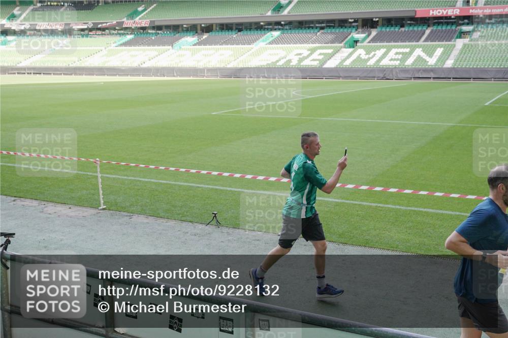 05.10.2025 - 20. swb-Marathon Bremen Michael Burmester http://msf.ph/oto/9228132 05.10.2025 10:25:41 Laufen im Stadion 9006, 9170, 9302, 9361, 9558, 9614, 9775, 9849, 9865, 9884, 9919, 9967, 10104, 10155, 10306, 10348, 10474, 10505, 10541, 10553, 10554, 10559, 10652, 10666, 10780, 10961, 11178, 11230, 11256, 11316, 11346, 11403, 11422, 11503, 11581, 11617, 11666, 11745, 8187, 9253, 9700, 10375, 10691, 10910, 10979, 11217, 11304, 11640, 11725 meine-sportfotos.de