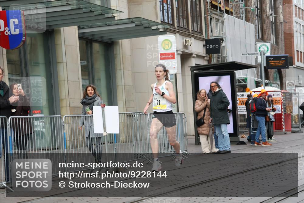 05.10.2025 - 20. swb-Marathon Bremen Strokosch-Dieckow http://msf.ph/oto/9228144 05.10.2025 10:30:04 Ziel 11, 11 meine-sportfotos.de