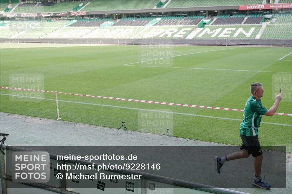 05.10.2025 - 20. swb-Marathon Bremen Michael Burmester http://msf.ph/oto/9228146 05.10.2025 10:25:41 Laufen im Stadion 9006, 9170, 9302, 9361, 9558, 9614, 9775, 9849, 9865, 9884, 9919, 9967, 10104, 10155, 10306, 10348, 10474, 10505, 10541, 10553, 10554, 10559, 10652, 10666, 10780, 10961, 11178, 11230, 11256, 11316, 11346, 11403, 11422, 11503, 11581, 11617, 11666, 11745, 8187, 9253, 9700, 10375, 10691, 10910, 10979, 11217, 11304, 11640, 11725 meine-sportfotos.de