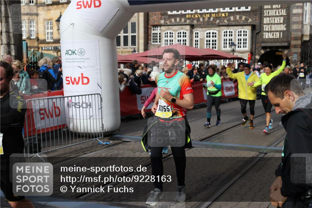 05.10.2025 - 20. swb-Marathon Bremen Yannick Fuchs http://msf.ph/oto/9228163 05.10.2025 10:58:39 Ziel 9433, 9766, 9820, 9913, 10055, 10261, 10285, 10408, 10513, 10988, 11181, 11291, 11591, 11700 meine-sportfotos.de
