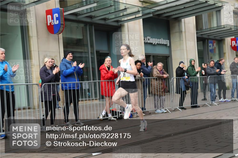 05.10.2025 - 20. swb-Marathon Bremen Strokosch-Dieckow http://msf.ph/oto/9228175 05.10.2025 10:30:05 Ziel 11, 11 meine-sportfotos.de