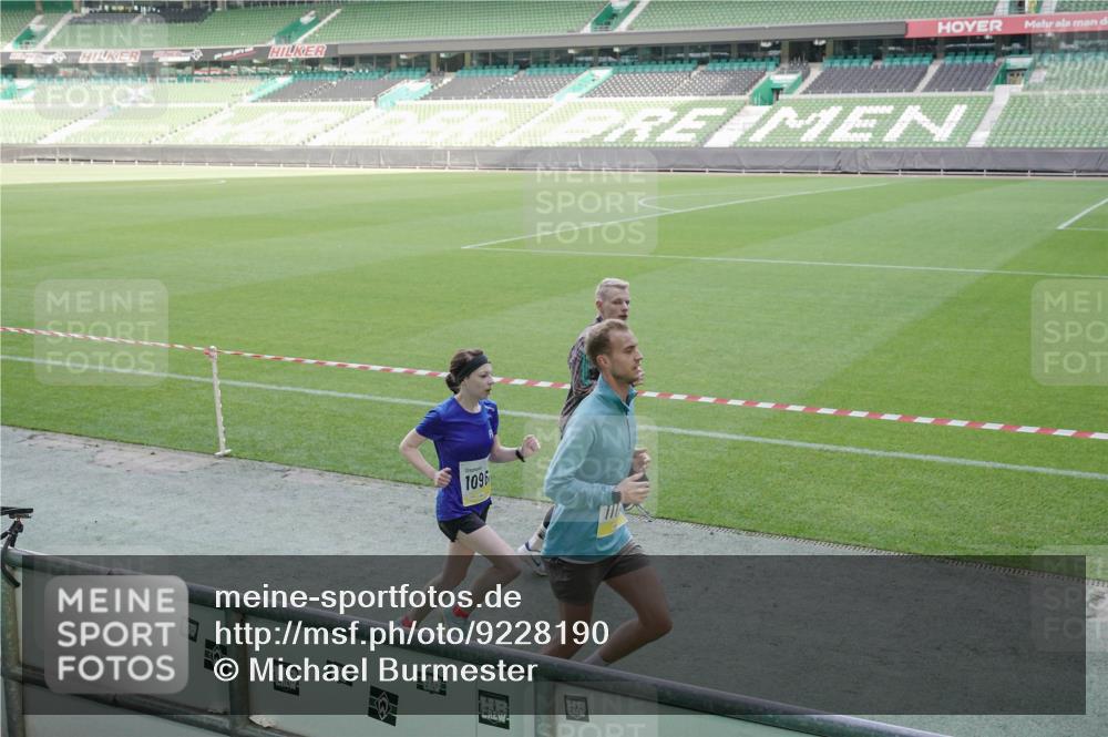 05.10.2025 - 20. swb-Marathon Bremen Michael Burmester http://msf.ph/oto/9228190 05.10.2025 10:25:45 Laufen im Stadion 9006, 9170, 9302, 9361, 9558, 9614, 9775, 9849, 9865, 9884, 9919, 9967, 10044, 10104, 10155, 10306, 10348, 10474, 10505, 10541, 10553, 10554, 10559, 10652, 10666, 10780, 10961, 11178, 11230, 11256, 11316, 11346, 11403, 11422, 11503, 11581, 11617, 11666, 11745, 8187, 9253, 10375, 10553, 10979, 11217, 11304, 11640 meine-sportfotos.de