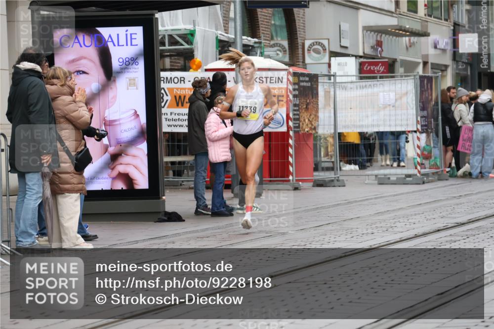 05.10.2025 - 20. swb-Marathon Bremen Strokosch-Dieckow http://msf.ph/oto/9228198 05.10.2025 10:30:35 Ziel  meine-sportfotos.de