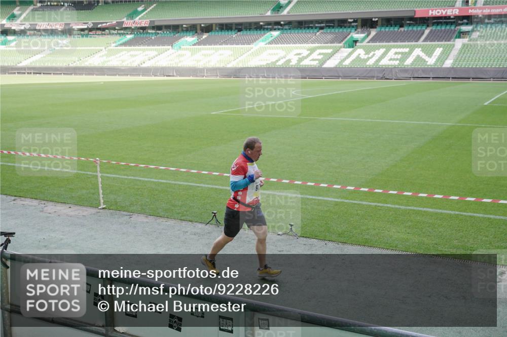 05.10.2025 - 20. swb-Marathon Bremen Michael Burmester http://msf.ph/oto/9228226 05.10.2025 10:25:50 Laufen im Stadion 9006, 9170, 9361, 9614, 9775, 9849, 9865, 9884, 9919, 9967, 10044, 10306, 10348, 10474, 10505, 10554, 10559, 10624, 10666, 10780, 10816, 10961, 11178, 11230, 11316, 11346, 11403, 11422, 11503, 11617, 11666, 11745, 9302, 9558, 10104, 10155, 10541, 10553, 10652, 10979, 11256, 11304, 11581, 11640 meine-sportfotos.de