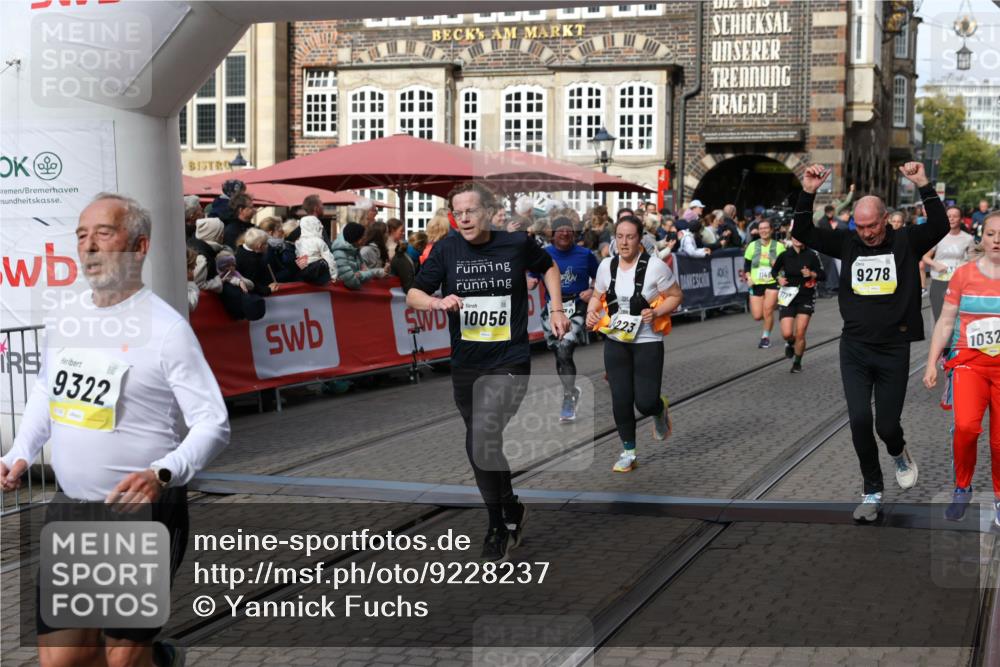 05.10.2025 - 20. swb-Marathon Bremen Yannick Fuchs http://msf.ph/oto/9228237 05.10.2025 11:01:43 Ziel 7908, 9278, 9286, 9322, 9371, 9432, 10026, 10030, 10056, 10157, 10324, 10336, 10562, 11223, 11463, 11493, 11732, 11733 meine-sportfotos.de