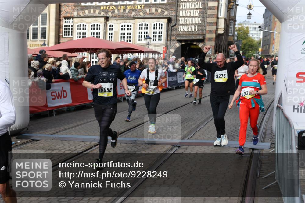 05.10.2025 - 20. swb-Marathon Bremen Yannick Fuchs http://msf.ph/oto/9228249 05.10.2025 11:01:43 Ziel 7908, 9278, 9286, 9322, 9371, 9432, 10026, 10030, 10056, 10157, 10324, 10336, 10562, 11223, 11463, 11493, 11732, 11733 meine-sportfotos.de