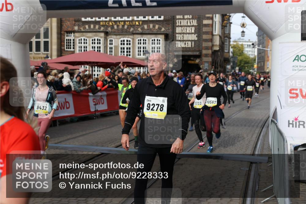 05.10.2025 - 20. swb-Marathon Bremen Yannick Fuchs http://msf.ph/oto/9228333 05.10.2025 11:01:45 Ziel 7908, 9278, 9322, 9371, 9432, 10026, 10030, 10056, 10324, 10562, 11223, 11463, 11493, 11732, 11733 meine-sportfotos.de
