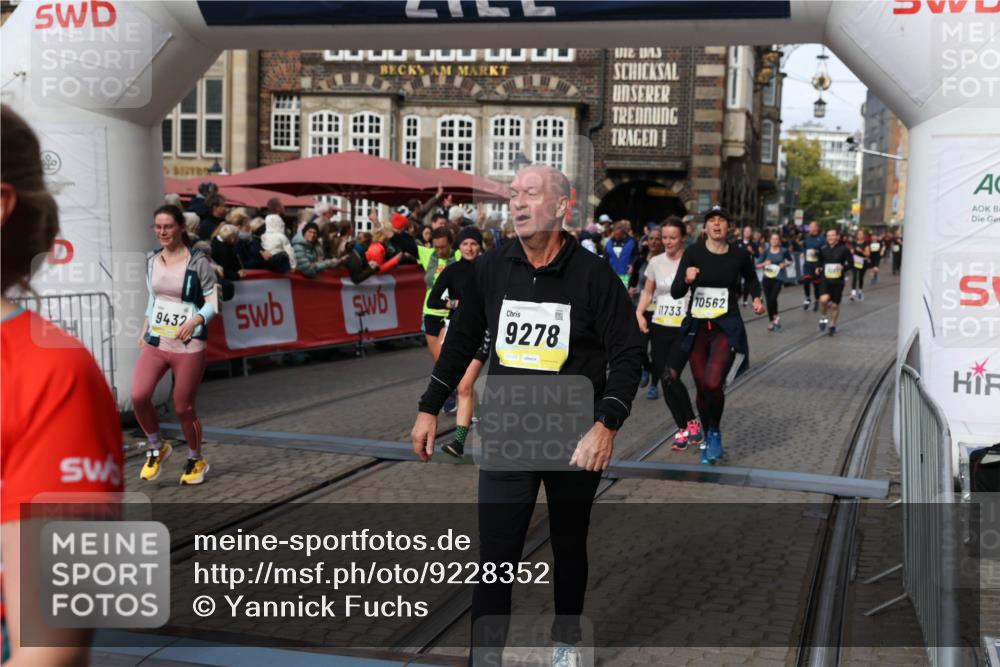 05.10.2025 - 20. swb-Marathon Bremen Yannick Fuchs http://msf.ph/oto/9228352 05.10.2025 11:01:45 Ziel 7908, 9278, 9322, 9371, 9432, 10026, 10030, 10056, 10324, 10562, 11223, 11463, 11493, 11732, 11733 meine-sportfotos.de