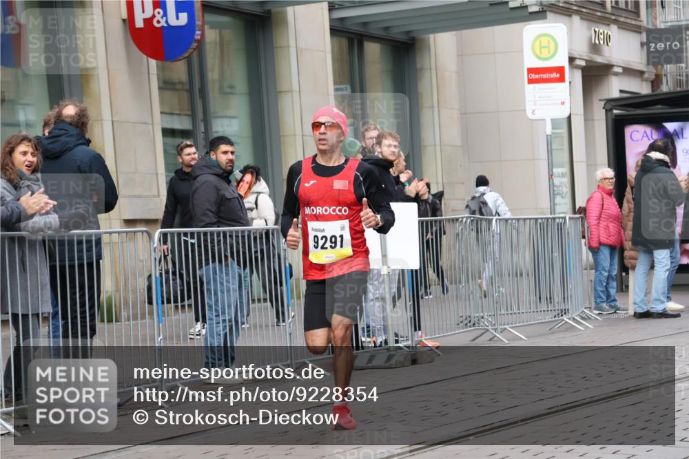 05.10.2025 - 20. swb-Marathon Bremen Strokosch-Dieckow http://msf.ph/oto/9228354 05.10.2025 10:31:35 Ziel 9291, 11201, 9291, 11201 meine-sportfotos.de