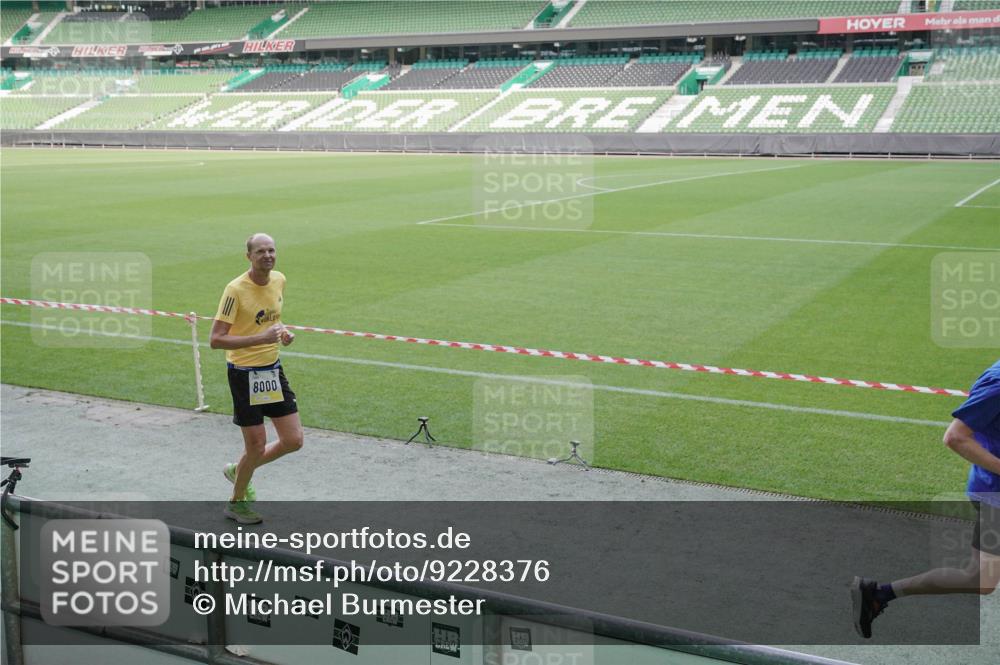 05.10.2025 - 20. swb-Marathon Bremen Michael Burmester http://msf.ph/oto/9228376 05.10.2025 10:26:10 Laufen im Stadion 8000, 9006, 9170, 9250, 9361, 9614, 9849, 9865, 9884, 9919, 9963, 9967, 10044, 10053, 10090, 10304, 10306, 10348, 10431, 10447, 10474, 10554, 10559, 10624, 10633, 10666, 10780, 10816, 10851, 10961, 11178, 11316, 11346, 11403, 11422, 11488, 11503, 11617, 11648, 11666, 11715, 11745, 9775, 10505, 11230 meine-sportfotos.de