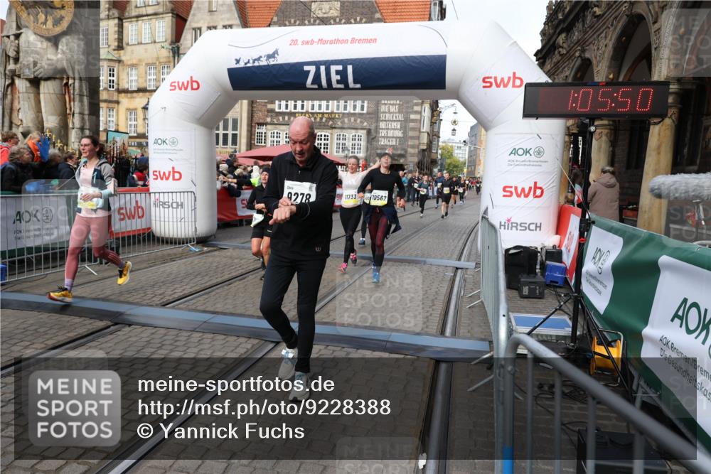 05.10.2025 - 20. swb-Marathon Bremen Yannick Fuchs http://msf.ph/oto/9228388 05.10.2025 11:01:46 Ziel 9269, 9278, 9322, 9432, 9782, 10026, 10030, 10056, 10324, 10562, 11223, 11463, 11493, 11732, 11733 meine-sportfotos.de