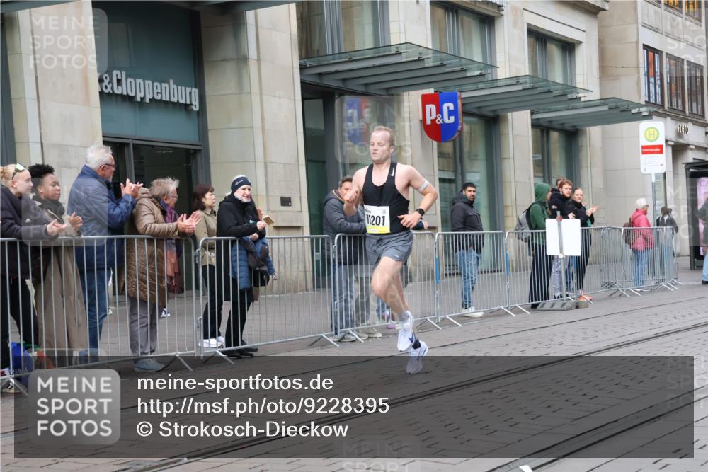 05.10.2025 - 20. swb-Marathon Bremen Strokosch-Dieckow http://msf.ph/oto/9228395 05.10.2025 10:31:49 Ziel 11201, 11201 meine-sportfotos.de
