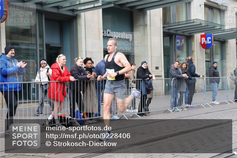 05.10.2025 - 20. swb-Marathon Bremen Strokosch-Dieckow http://msf.ph/oto/9228406 05.10.2025 10:31:49 Ziel 11201, 11201 meine-sportfotos.de