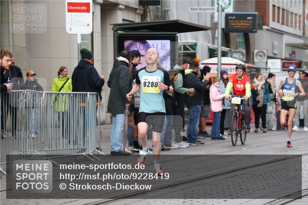 05.10.2025 - 20. swb-Marathon Bremen Strokosch-Dieckow http://msf.ph/oto/9228419 05.10.2025 10:32:22 Ziel 9280, 9996, 11730, 9280, 9996, 11730 meine-sportfotos.de