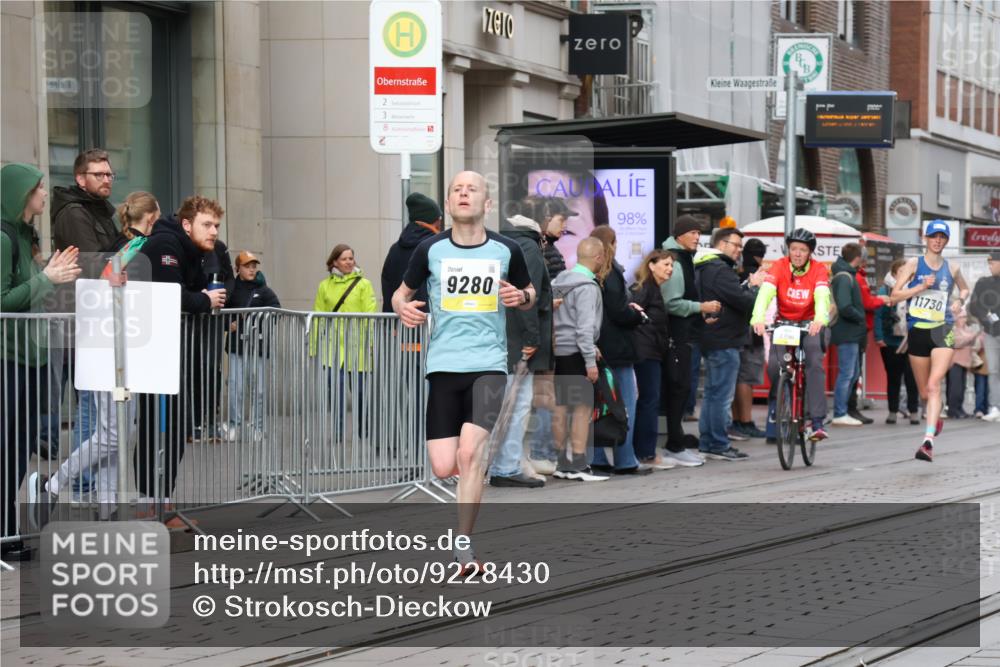 05.10.2025 - 20. swb-Marathon Bremen Strokosch-Dieckow http://msf.ph/oto/9228430 05.10.2025 10:32:23 Ziel 9280, 9996, 11730, 9280, 9996, 11730 meine-sportfotos.de