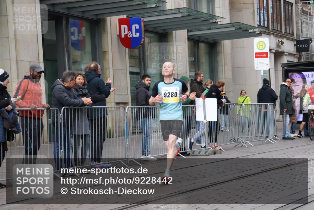 05.10.2025 - 20. swb-Marathon Bremen Strokosch-Dieckow http://msf.ph/oto/9228442 05.10.2025 10:32:24 Ziel 9280, 9996, 11730, 9280, 9996, 11730 meine-sportfotos.de