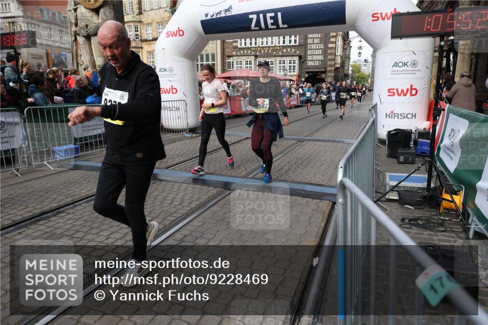 05.10.2025 - 20. swb-Marathon Bremen Yannick Fuchs http://msf.ph/oto/9228469 05.10.2025 11:01:47 Ziel 9269, 9278, 9294, 9322, 9432, 9782, 10026, 10030, 10056, 10324, 10370, 10562, 11223, 11463, 11732, 11733 meine-sportfotos.de