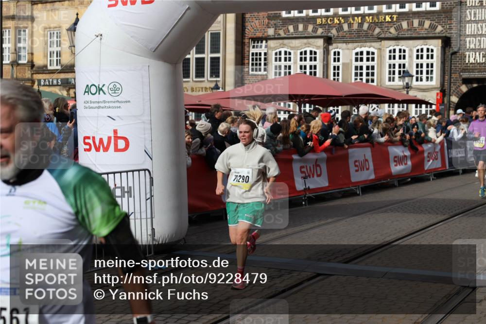 05.10.2025 - 20. swb-Marathon Bremen Yannick Fuchs http://msf.ph/oto/9228479 05.10.2025 10:58:57 Ziel 9346, 9349, 9540, 10080, 10263, 10560, 10561, 11290, 11483, 11651 meine-sportfotos.de