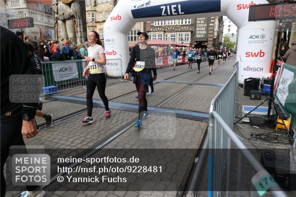 05.10.2025 - 20. swb-Marathon Bremen Yannick Fuchs http://msf.ph/oto/9228481 05.10.2025 11:01:48 Ziel 9269, 9278, 9294, 9432, 9782, 10026, 10030, 10056, 10324, 10370, 10562, 10903, 10904, 11223, 11463, 11732, 11733 meine-sportfotos.de