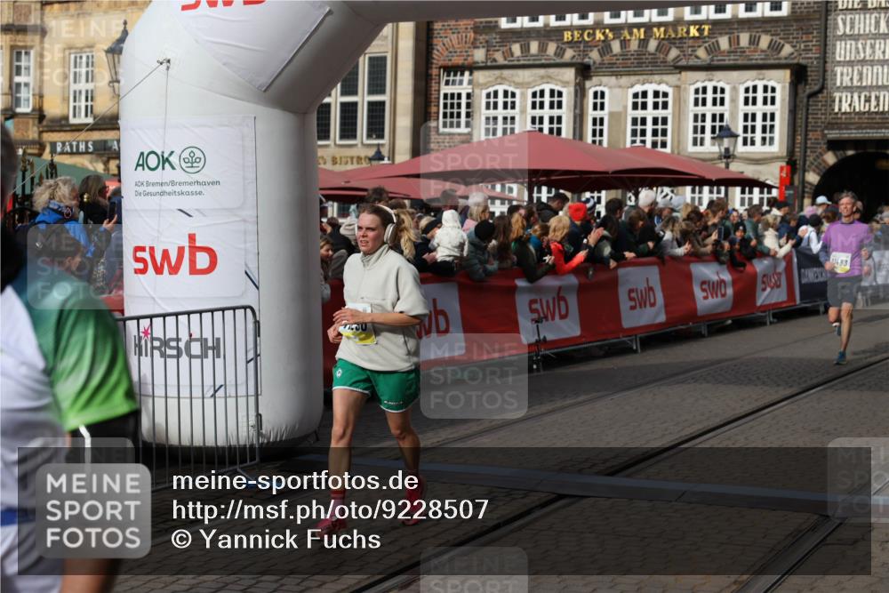 05.10.2025 - 20. swb-Marathon Bremen Yannick Fuchs http://msf.ph/oto/9228507 05.10.2025 10:58:57 Ziel 9346, 9349, 9540, 10080, 10263, 10560, 10561, 11290, 11483, 11651 meine-sportfotos.de