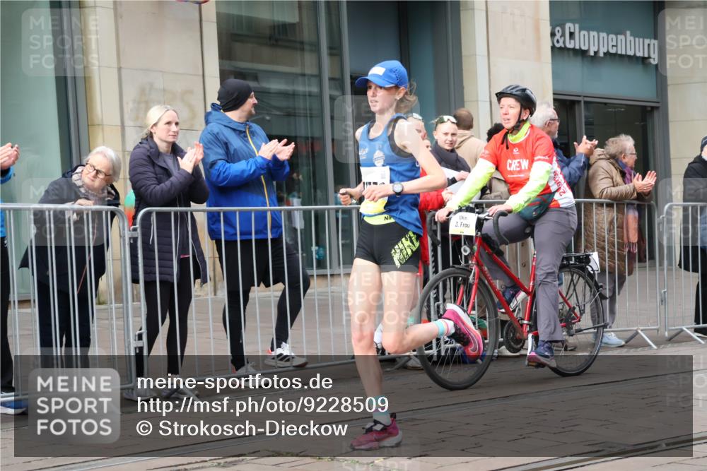 05.10.2025 - 20. swb-Marathon Bremen Strokosch-Dieckow http://msf.ph/oto/9228509 05.10.2025 10:32:28 Ziel 9996, 10894, 11730, 9996, 10894, 11730 meine-sportfotos.de