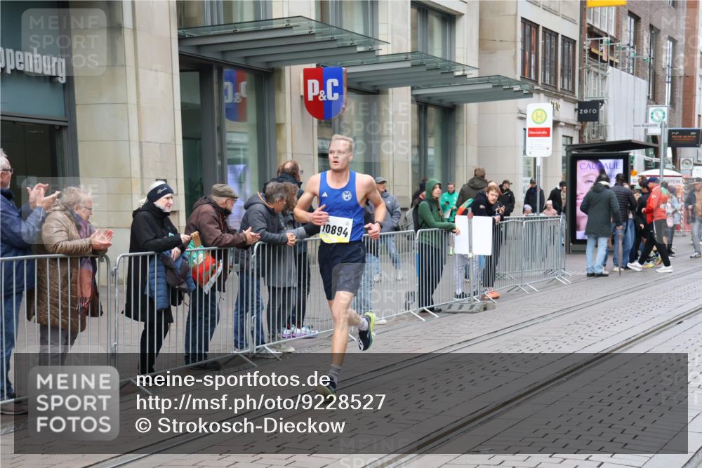 05.10.2025 - 20. swb-Marathon Bremen Strokosch-Dieckow http://msf.ph/oto/9228527 05.10.2025 10:32:50 Ziel 10894, 10894 meine-sportfotos.de