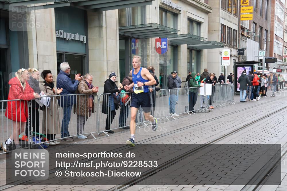 05.10.2025 - 20. swb-Marathon Bremen Strokosch-Dieckow http://msf.ph/oto/9228533 05.10.2025 10:32:50 Ziel 10894, 10894 meine-sportfotos.de