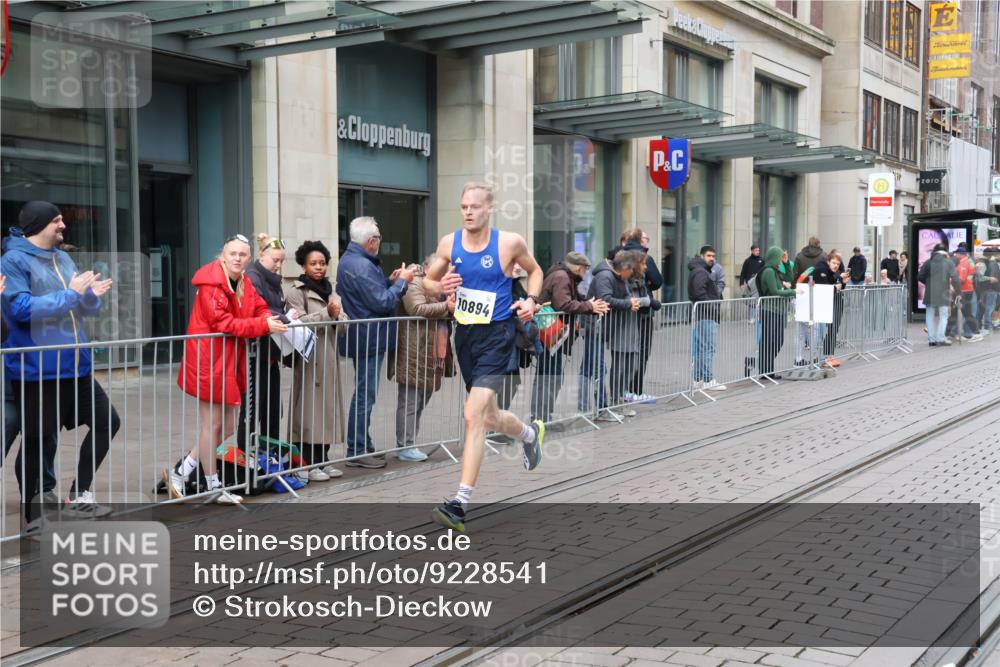 05.10.2025 - 20. swb-Marathon Bremen Strokosch-Dieckow http://msf.ph/oto/9228541 05.10.2025 10:32:50 Ziel 10894, 10894 meine-sportfotos.de