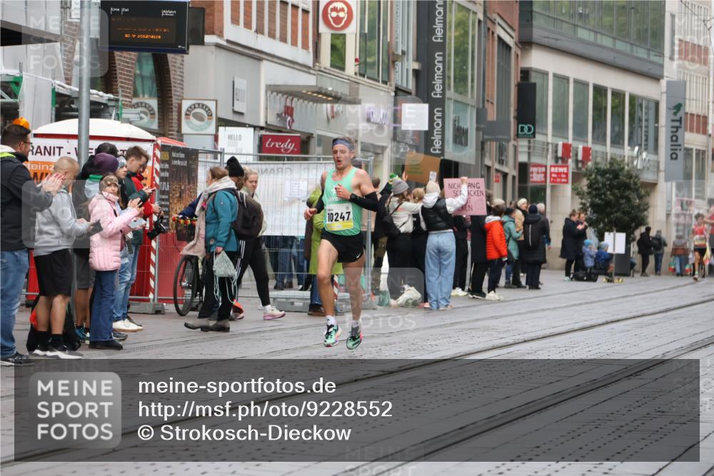 05.10.2025 - 20. swb-Marathon Bremen Strokosch-Dieckow http://msf.ph/oto/9228552 05.10.2025 10:33:17 Ziel 9320, 10247, 11130, 9320, 10247, 11130 meine-sportfotos.de