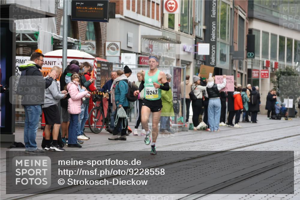 05.10.2025 - 20. swb-Marathon Bremen Strokosch-Dieckow http://msf.ph/oto/9228558 05.10.2025 10:33:18 Ziel 9320, 10247, 11130, 9320, 10247, 11130 meine-sportfotos.de
