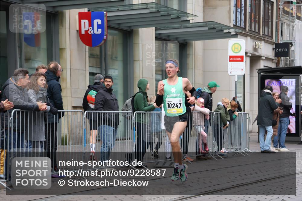 05.10.2025 - 20. swb-Marathon Bremen Strokosch-Dieckow http://msf.ph/oto/9228587 05.10.2025 10:33:22 Ziel 9320, 10247, 11130, 9320, 10247, 11130 meine-sportfotos.de