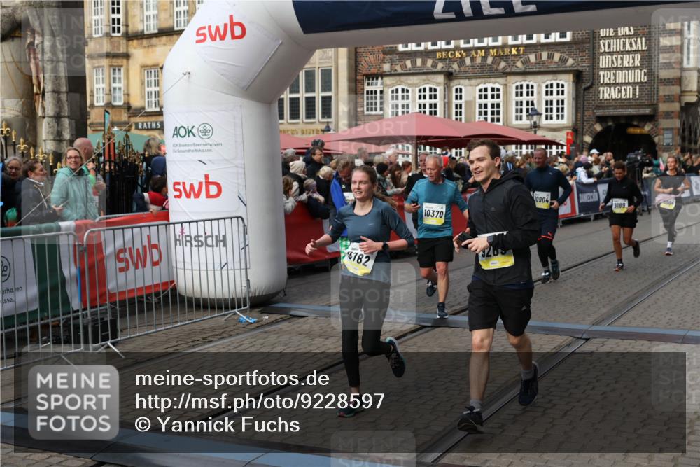 05.10.2025 - 20. swb-Marathon Bremen Yannick Fuchs http://msf.ph/oto/9228597 05.10.2025 11:01:51 Ziel 9189, 9269, 9294, 9432, 9782, 10004, 10026, 10370, 10562, 10903, 10904, 11463, 11732, 11733 meine-sportfotos.de