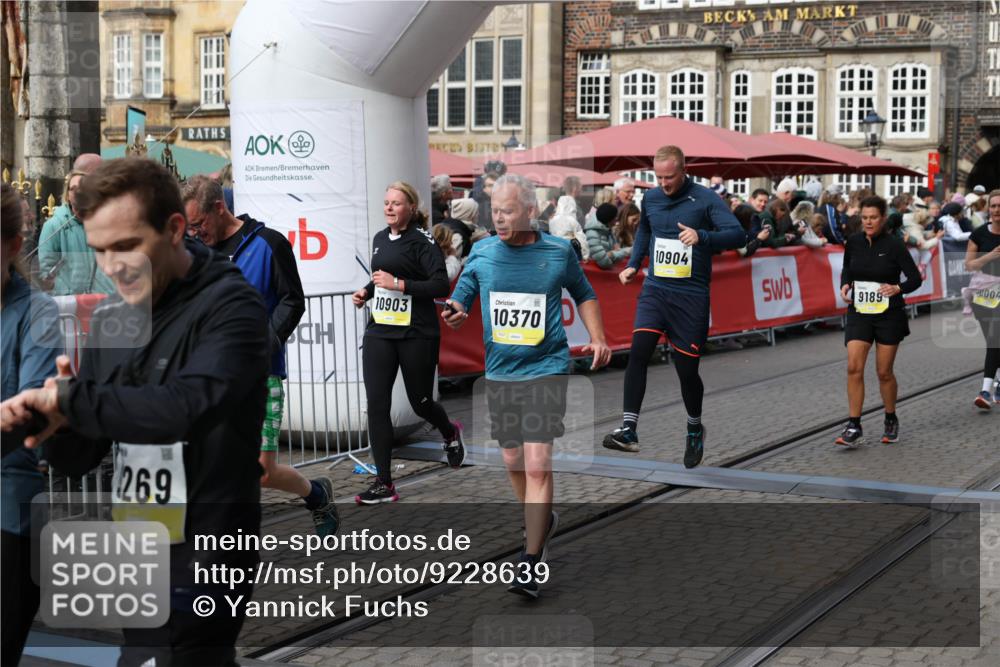 05.10.2025 - 20. swb-Marathon Bremen Yannick Fuchs http://msf.ph/oto/9228639 05.10.2025 11:01:52 Ziel 9189, 9269, 9294, 9782, 10004, 10026, 10370, 10562, 10903, 10904, 11463, 11732, 11733 meine-sportfotos.de