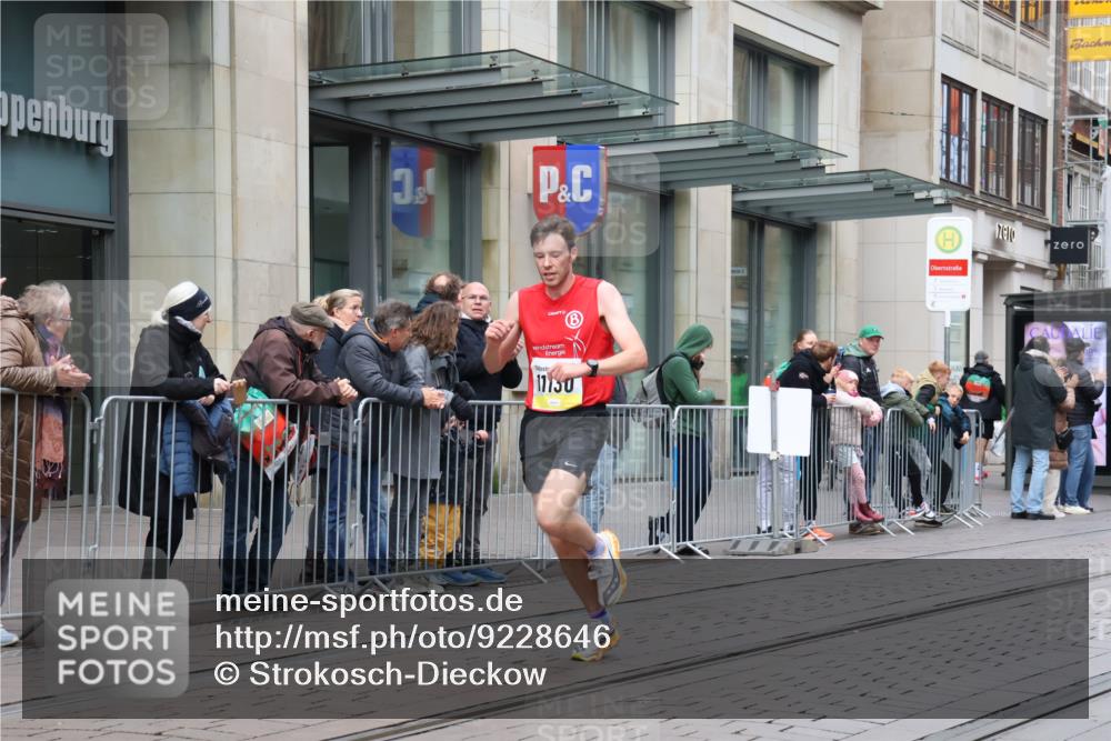 05.10.2025 - 20. swb-Marathon Bremen Strokosch-Dieckow http://msf.ph/oto/9228646 05.10.2025 10:33:33 Ziel 9320, 11130, 9320, 11130 meine-sportfotos.de