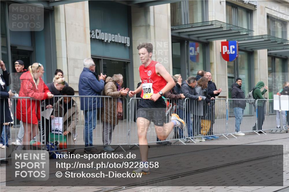 05.10.2025 - 20. swb-Marathon Bremen Strokosch-Dieckow http://msf.ph/oto/9228658 05.10.2025 10:33:34 Ziel 9320, 11130, 9320, 11130 meine-sportfotos.de