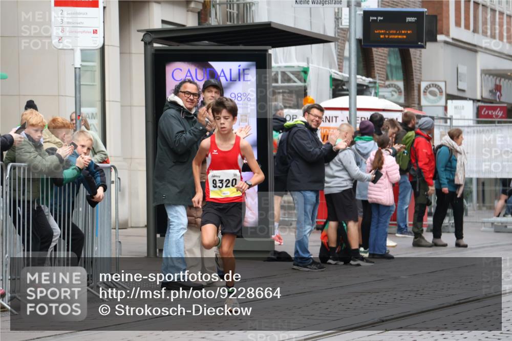 05.10.2025 - 20. swb-Marathon Bremen Strokosch-Dieckow http://msf.ph/oto/9228664 05.10.2025 10:33:36 Ziel 9320, 9320 meine-sportfotos.de