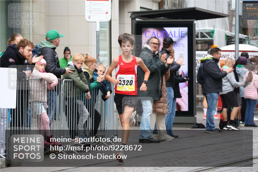 05.10.2025 - 20. swb-Marathon Bremen Strokosch-Dieckow http://msf.ph/oto/9228672 05.10.2025 10:33:37 Ziel 9320, 9320 meine-sportfotos.de