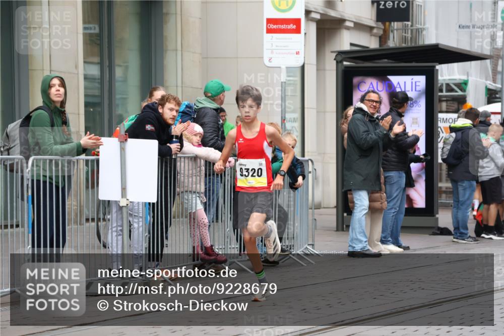 05.10.2025 - 20. swb-Marathon Bremen Strokosch-Dieckow http://msf.ph/oto/9228679 05.10.2025 10:33:37 Ziel 9320, 9320 meine-sportfotos.de