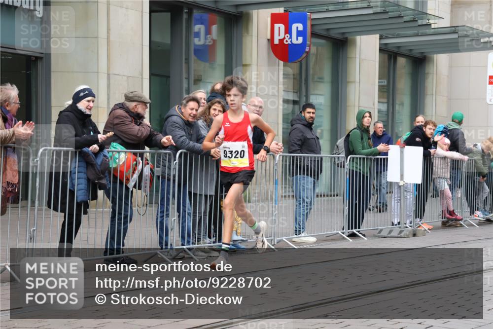 05.10.2025 - 20. swb-Marathon Bremen Strokosch-Dieckow http://msf.ph/oto/9228702 05.10.2025 10:33:39 Ziel 9320, 9320 meine-sportfotos.de