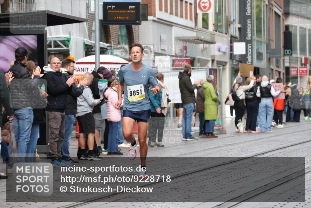 05.10.2025 - 20. swb-Marathon Bremen Strokosch-Dieckow http://msf.ph/oto/9228718 05.10.2025 10:34:11 Ziel 9319, 9851, 10718, 9319, 9851, 10718 meine-sportfotos.de