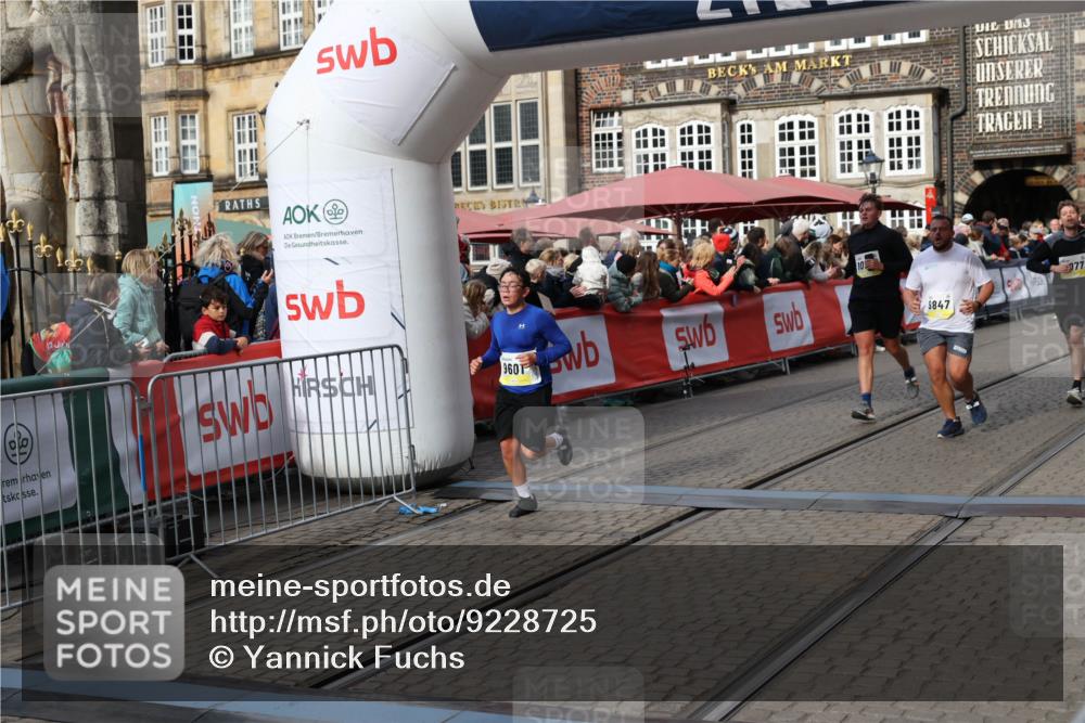 05.10.2025 - 20. swb-Marathon Bremen Yannick Fuchs http://msf.ph/oto/9228725 05.10.2025 10:59:05 Ziel 9349, 9518, 9542, 9601, 9847, 9977, 10080, 10560, 10588, 11483, 11612 meine-sportfotos.de