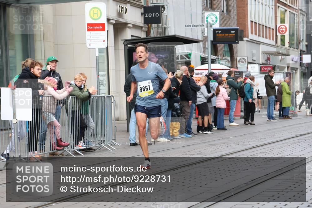 05.10.2025 - 20. swb-Marathon Bremen Strokosch-Dieckow http://msf.ph/oto/9228731 05.10.2025 10:34:12 Ziel 9319, 9851, 10718, 9319, 9851, 10718 meine-sportfotos.de