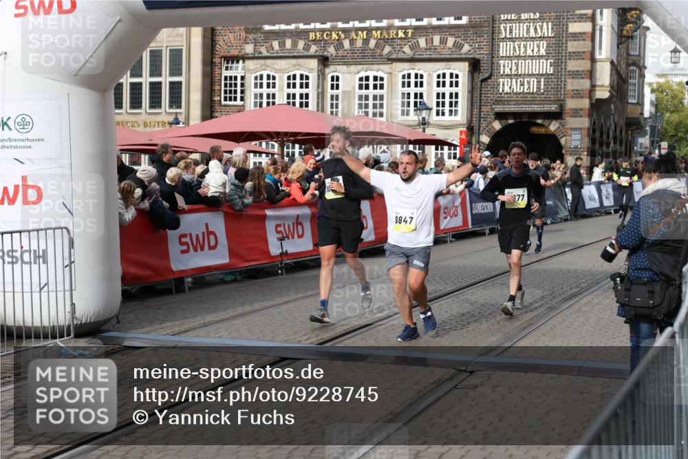 05.10.2025 - 20. swb-Marathon Bremen Yannick Fuchs http://msf.ph/oto/9228745 05.10.2025 10:59:06 Ziel 9349, 9518, 9542, 9601, 9847, 9977, 10080, 10357, 10560, 10588, 11483, 11612 meine-sportfotos.de