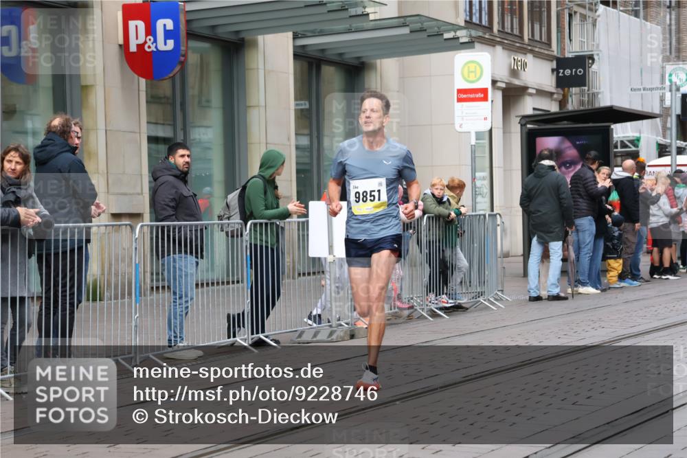 05.10.2025 - 20. swb-Marathon Bremen Strokosch-Dieckow http://msf.ph/oto/9228746 05.10.2025 10:34:13 Ziel 9319, 9851, 10718, 9319, 9851, 10718 meine-sportfotos.de