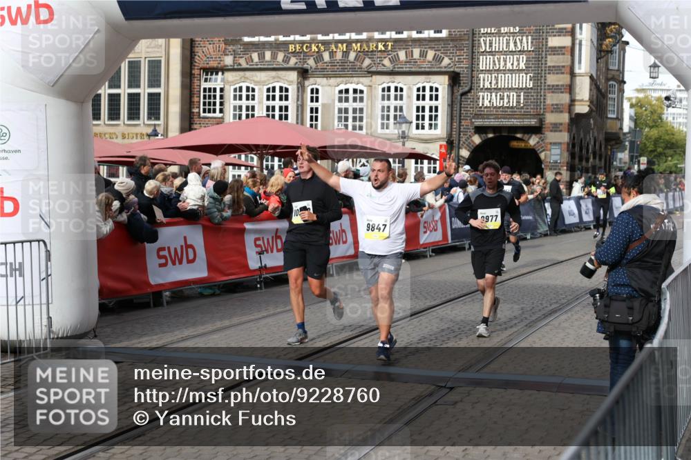 05.10.2025 - 20. swb-Marathon Bremen Yannick Fuchs http://msf.ph/oto/9228760 05.10.2025 10:59:06 Ziel 9349, 9518, 9542, 9601, 9847, 9977, 10080, 10357, 10560, 10588, 11483, 11612 meine-sportfotos.de